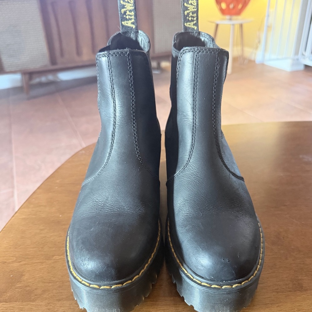 Dr. Martens Rometty Wyoming Leather Platform Chelsea Boots. (SIZE 8)